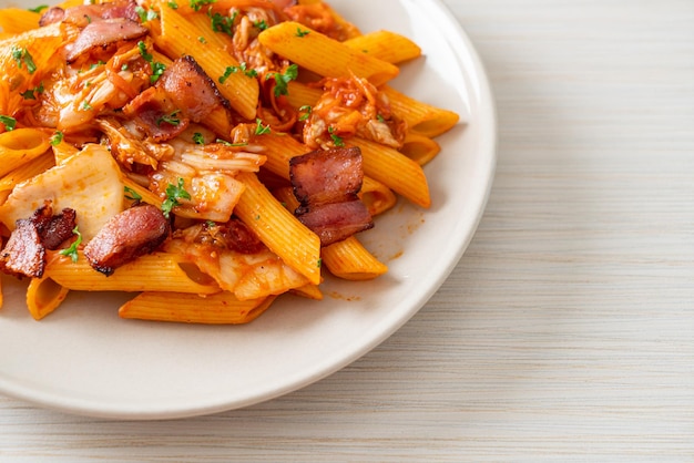 Macarrão penne salteado com kimchi e bacon