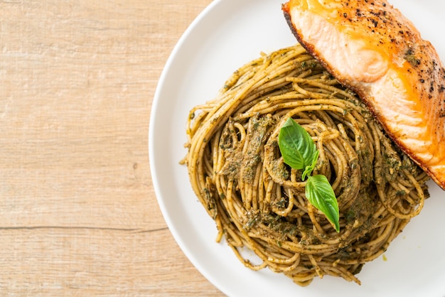 Macarrão pesto caseiro espaguete com salmão grelhado - comida italiana