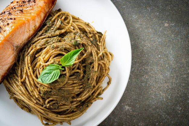 Macarrão pesto caseiro espaguete com salmão grelhado - comida italiana