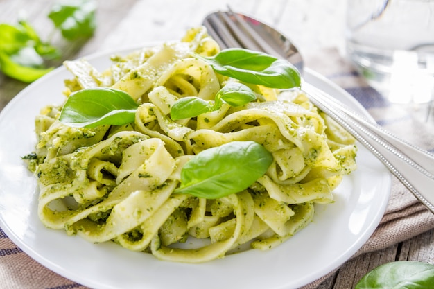 Macarrão pesto em chapa branca