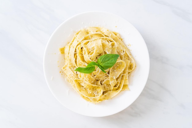 Macarrão pesto fettuccine com queijo parmesão por cima