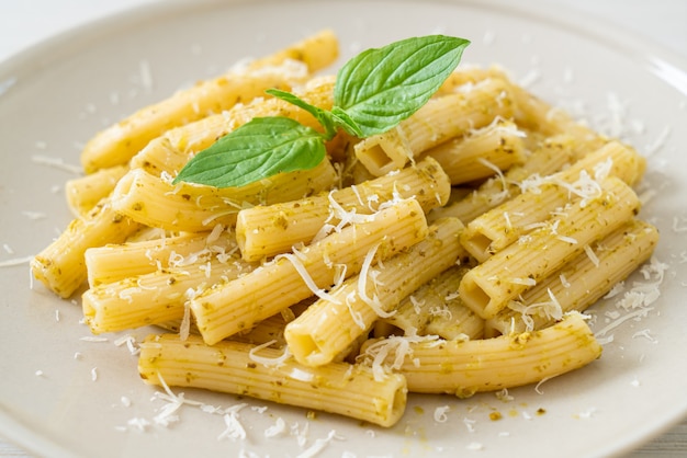 macarrão pesto rigatoni com queijo parmesão - comida italiana e vegetariana