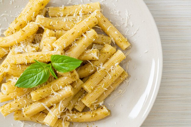 macarrão pesto rigatoni com queijo parmesão - comida italiana e vegetariana