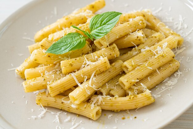 macarrão pesto rigatoni com queijo parmesão - comida italiana e vegetariana