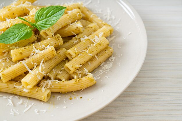 macarrão pesto rigatoni com queijo parmesão - comida italiana e vegetariana