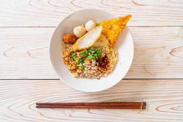 macarrão picante com bolinha de peixe e carne de porco picada (macarrão Tom Yum)