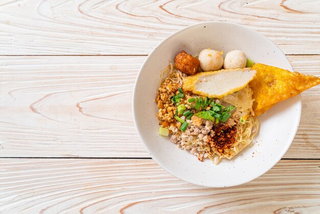 macarrão picante com bolinha de peixe e carne de porco picada (macarrão Tom Yum)