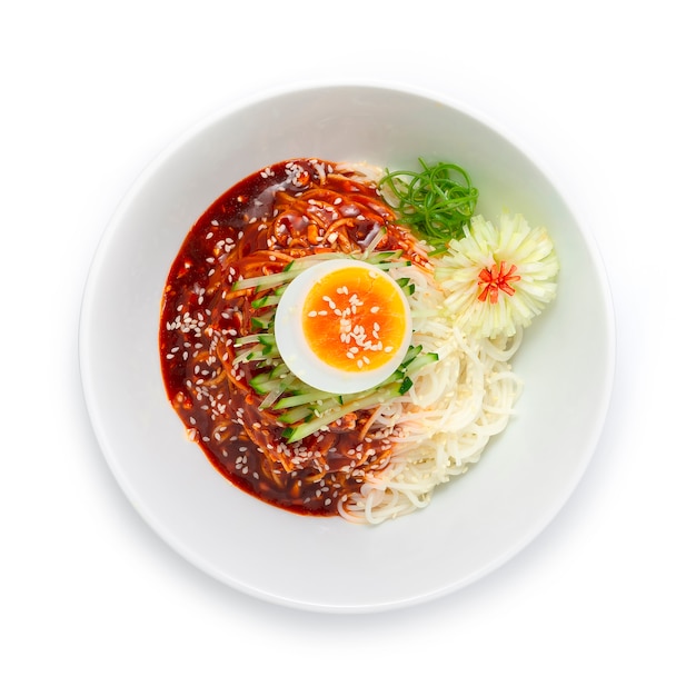 Macarrão picante coreano guksu com ovo cozido em tigela branca comida coreana