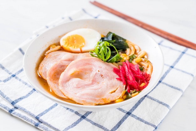 macarrão picante udon ramen muss com carne de porco