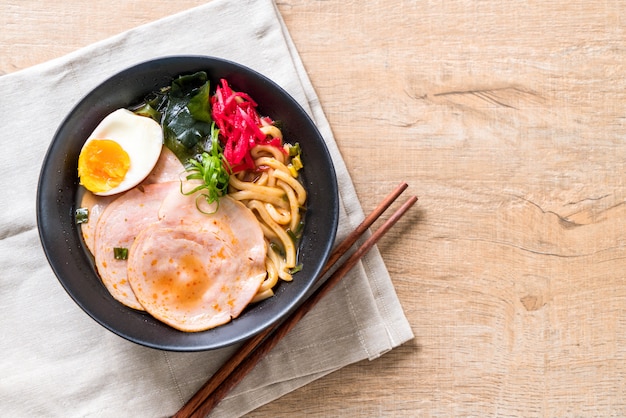 Macarrão picante udon ramen muss com carne de porco