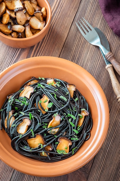 Macarrão preto com cogumelos