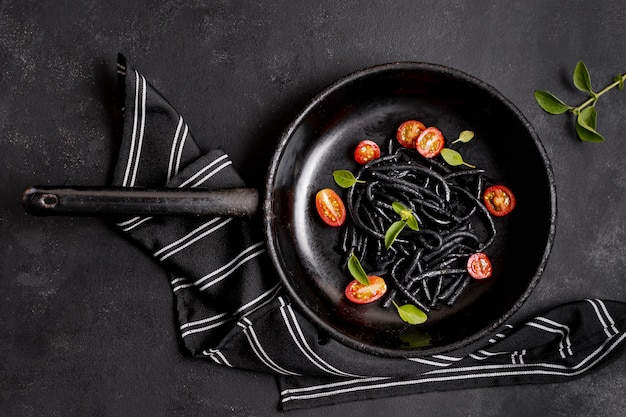 Macarrão preto de camarão e guardanapo de cozinha