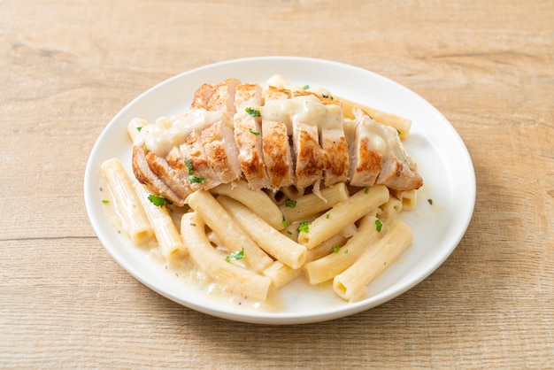 macarrão quadrotto penne caseiro com molho cremoso branco com frango grelhado