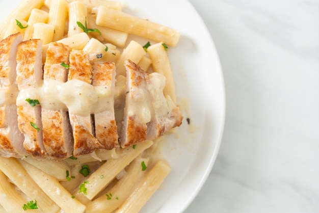 macarrão quadrotto penne caseiro com molho cremoso branco com frango grelhado