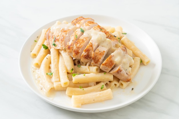 macarrão quadrotto penne caseiro com molho cremoso branco com frango grelhado