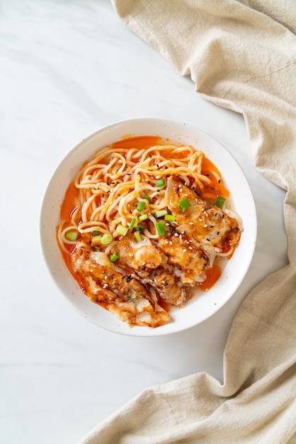 macarrão ramen com gyoza ou bolinhos de porco - comida asiática