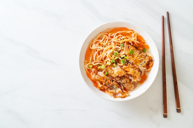 macarrão ramen com gyoza ou bolinhos de porco - comida asiática