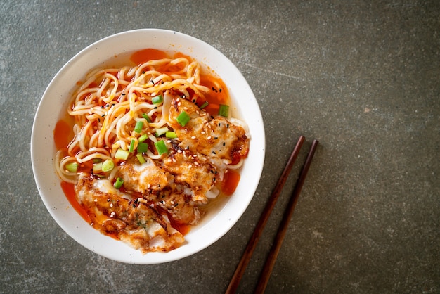 macarrão ramen com gyoza ou bolinhos de porco - comida asiática