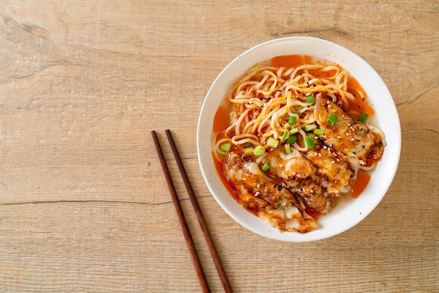 Macarrão ramen com gyoza ou bolinhos de porco - comida asiática