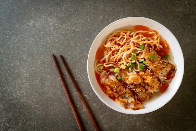 Macarrão ramen com gyoza ou bolinhos de porco - comida asiática