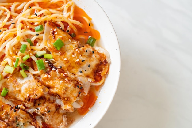 Macarrão ramen com gyoza ou bolinhos de porco