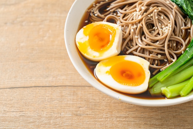 Macarrão ramen com ovo e vegetais - estilo de comida vegana ou vegetariana