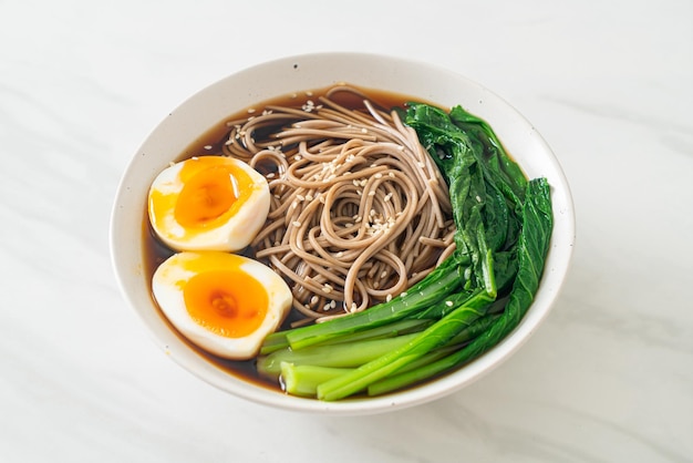 macarrão ramen com ovo e vegetais - estilo de comida vegana ou vegetariana