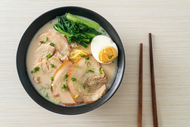 Macarrão Ramen em sopa de osso de porco com carne de porco assada e ovo