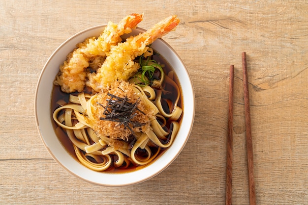 Macarrão ramen japonês com tempura de camarão - comida asiática