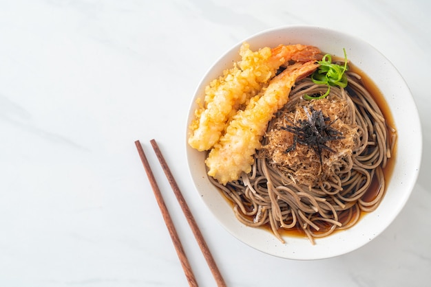 Macarrão ramen japonês com tempura de camarão - comida asiática