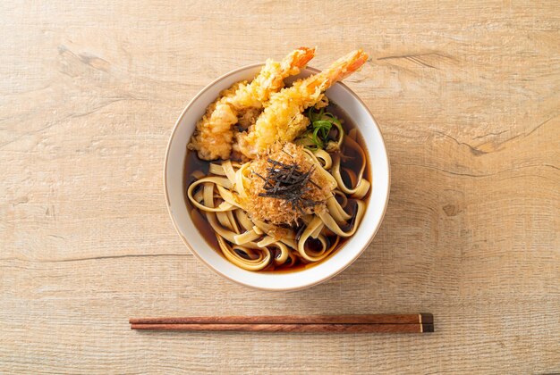 Macarrão ramen japonês com tempura de camarão - comida asiática