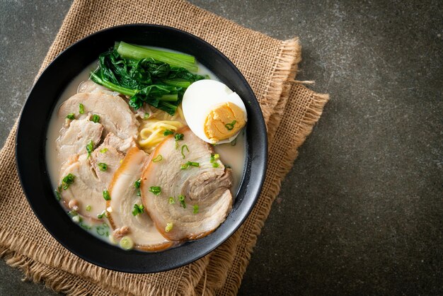 Macarrão Ramen na sopa de ossos de porco com porco assado e ovo ou Macarrão Tonkotsu - estilo de comida japonesa