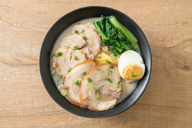 Macarrão ramen na sopa de ossos de porco com porco assado e ovo ou macarrão tonkotsu - estilo de comida japonesa