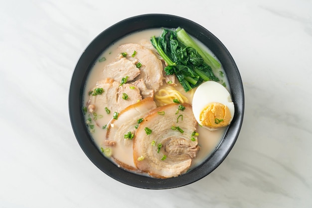 Macarrão Ramen na sopa de ossos de porco com porco assado e ovo ou Macarrão Tonkotsu - estilo de comida japonesa