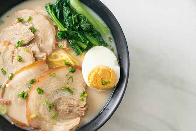 Macarrão Ramen na sopa de ossos de porco com porco assado e ovo ou Macarrão Tonkotsu - estilo de comida japonesa