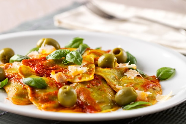 Macarrão Ravioli com Molho de Tomate Azeitonas e Manjericão