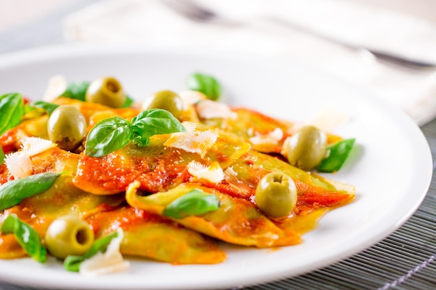 Macarrão Ravioli com Molho de Tomate Azeitonas e Manjericão