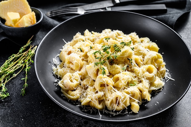 Macarrão Ravioli com queijo parmesão em um prato. Bolinhos italianos