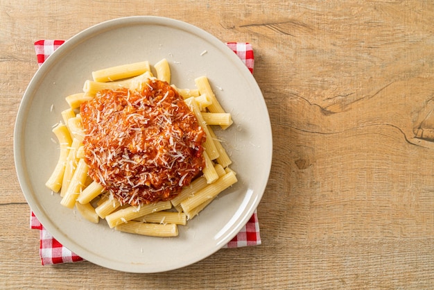 Macarrão rigatoni com molho de carne de porco à bolonhesa