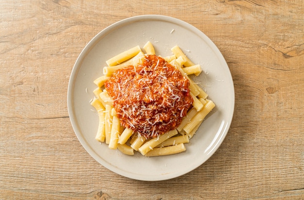 macarrão rigatoni com molho de porco à bolonhesa - comida italiana