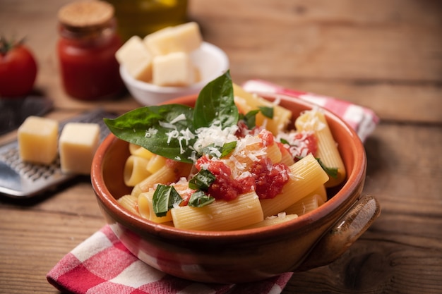 Macarrão rigatoni com molho de tomate close-up