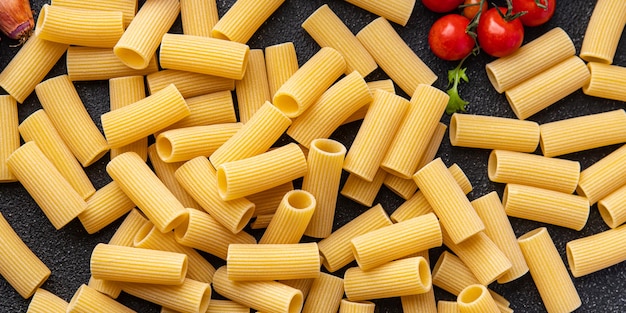 Macarrão rigatoni ingrediente cru refeição comida lanche na mesa cópia espaço comida fundo rústico