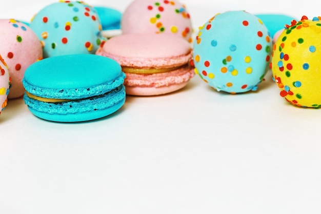 Macarrão rosa e verde menta e pops de bolo coloridos Deliciosos biscoitos de amêndoa multicoloridos