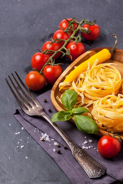 Macarrão seco com tomate, manjericão e pimenta