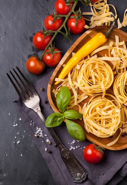 Macarrão seco com tomate, manjericão e pimenta