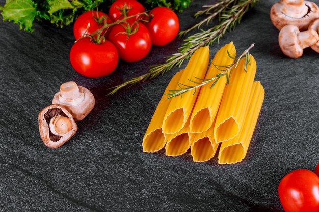 Macarrão seco manicotti com cogumelos e tomate