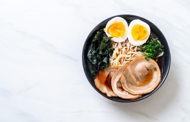 Macarrão shoyu ramen com carne de porco e ovo