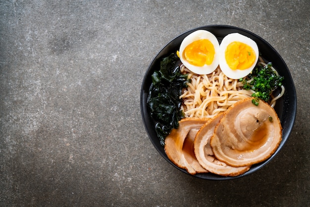 Macarrão shoyu ramen com carne de porco e ovo