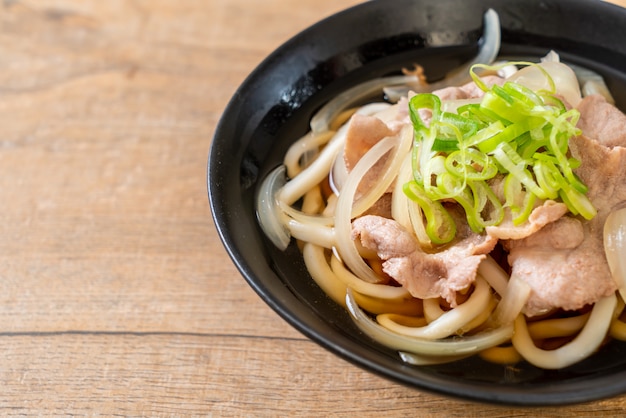 Macarrão shoyu udon ramen com carne de porco (shoyu ramen)