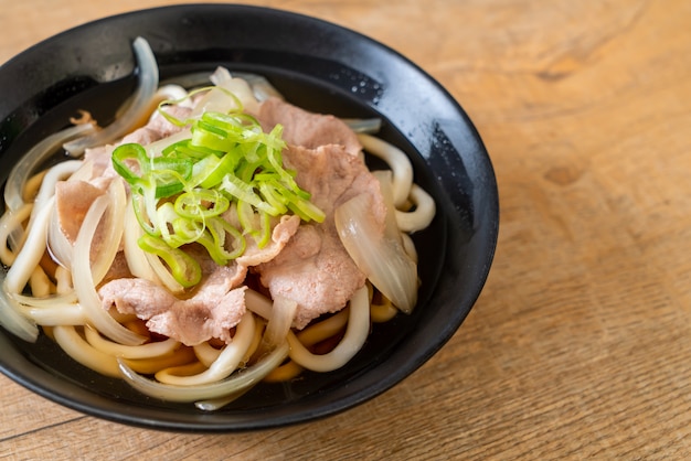 Macarrão shoyu udon ramen com carne de porco (shoyu ramen)